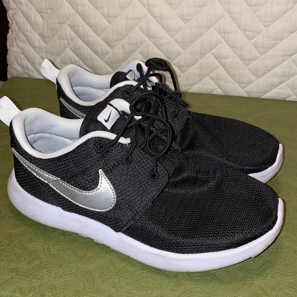 Girls size 3Y Nike black sneakers